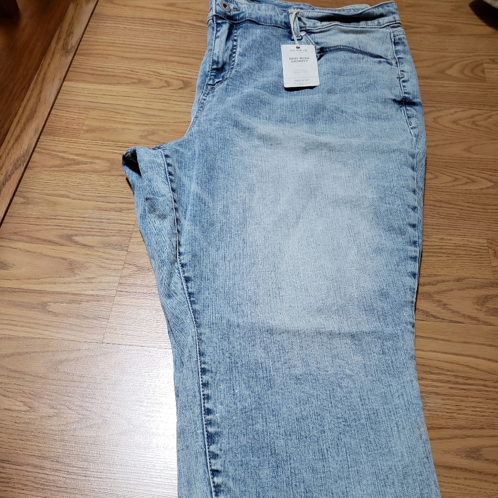 NWT Torrid distressed demin capris
